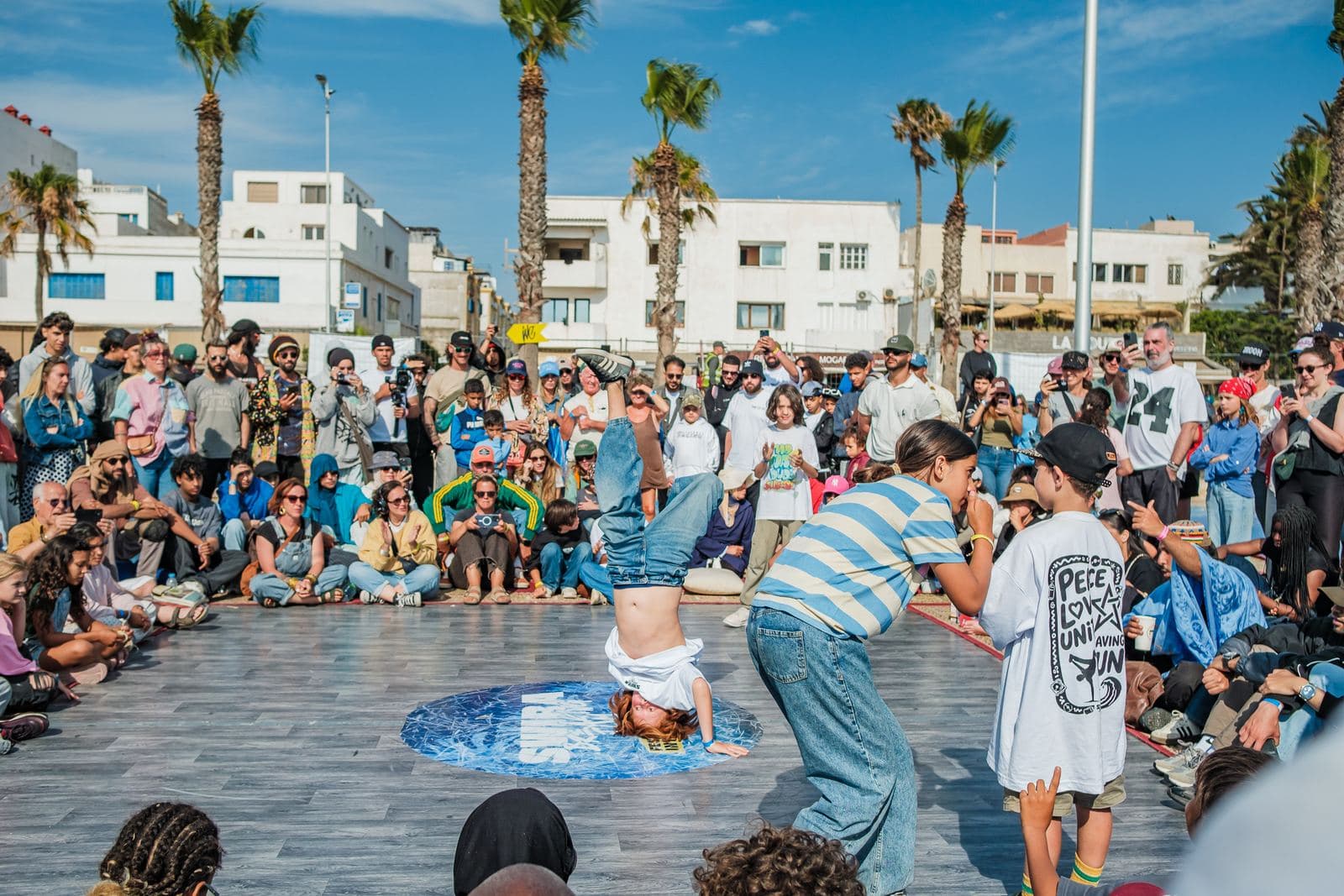 Un battle devant les palmiers de la corniche.