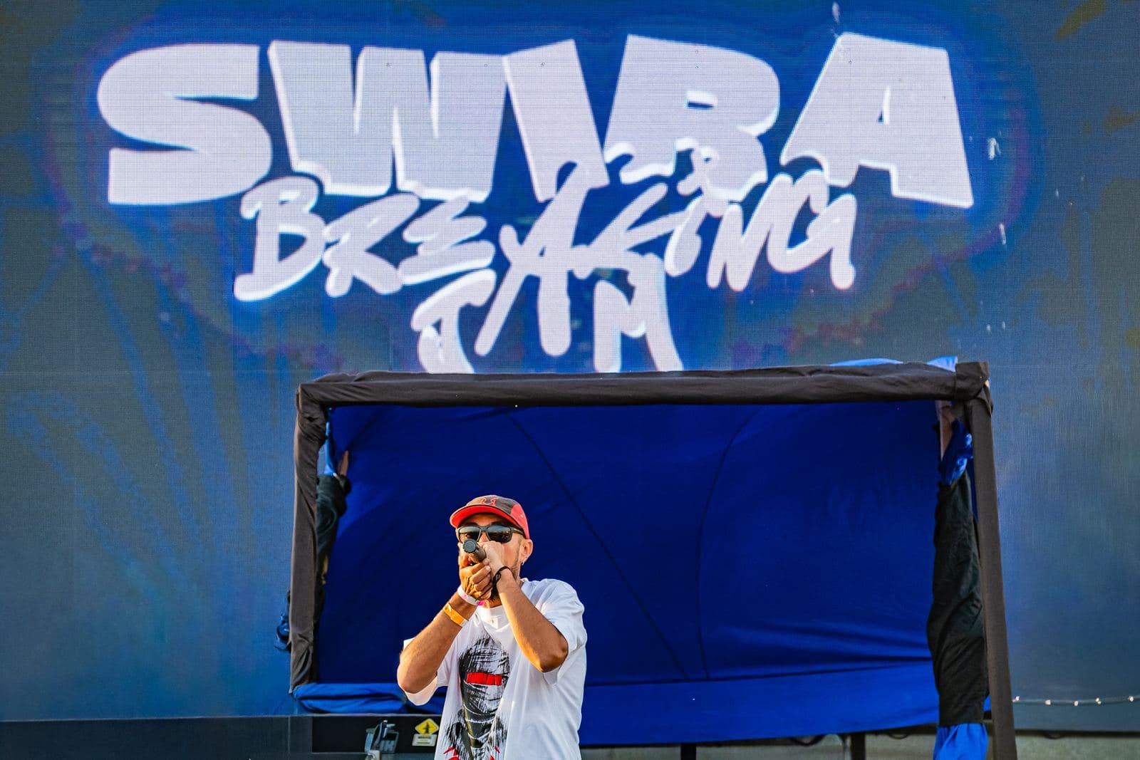 La scène de la Swira Breaking Jam, un MC au micro.
