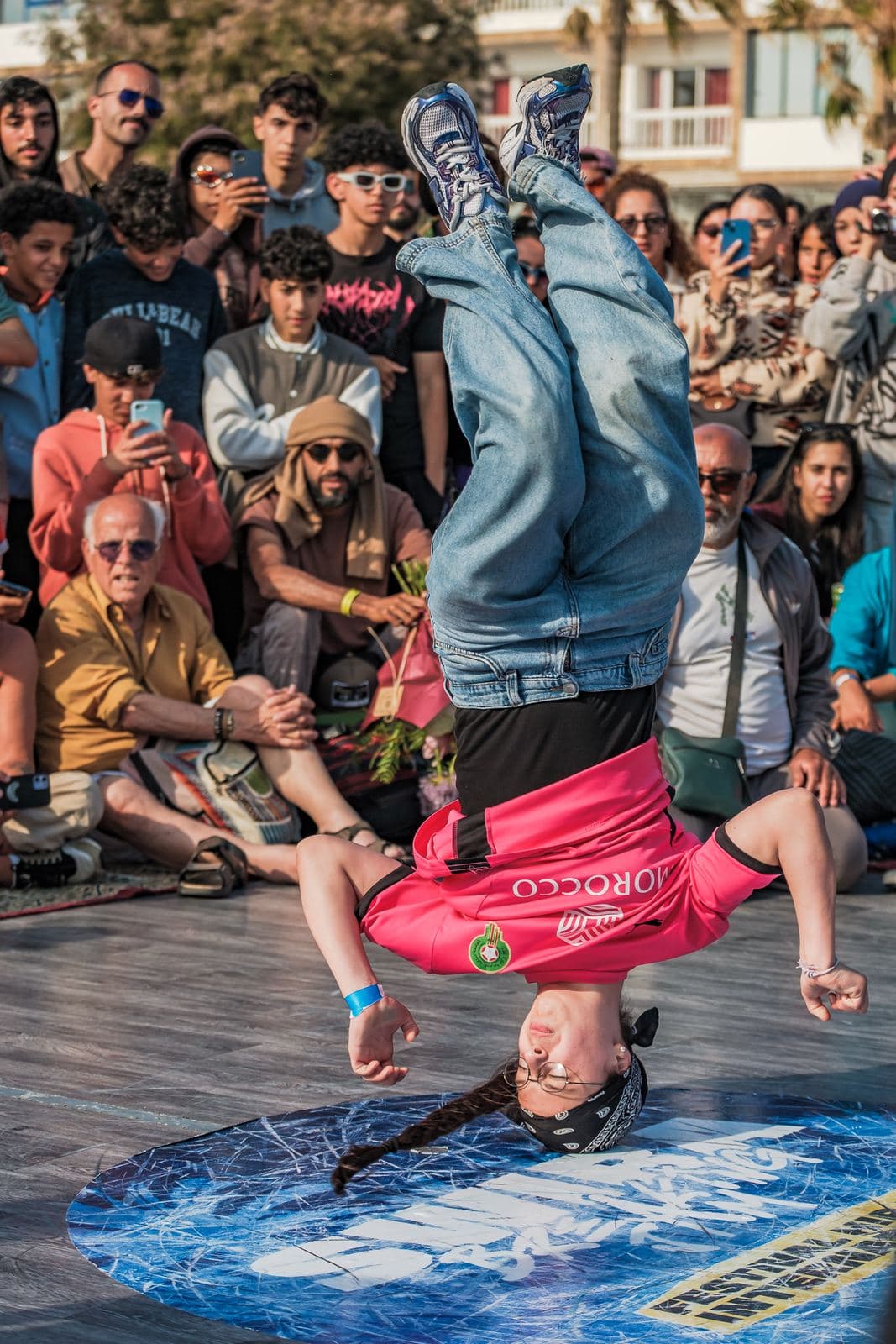 Une danseuse à l'envers, en équilibre sur la tête.