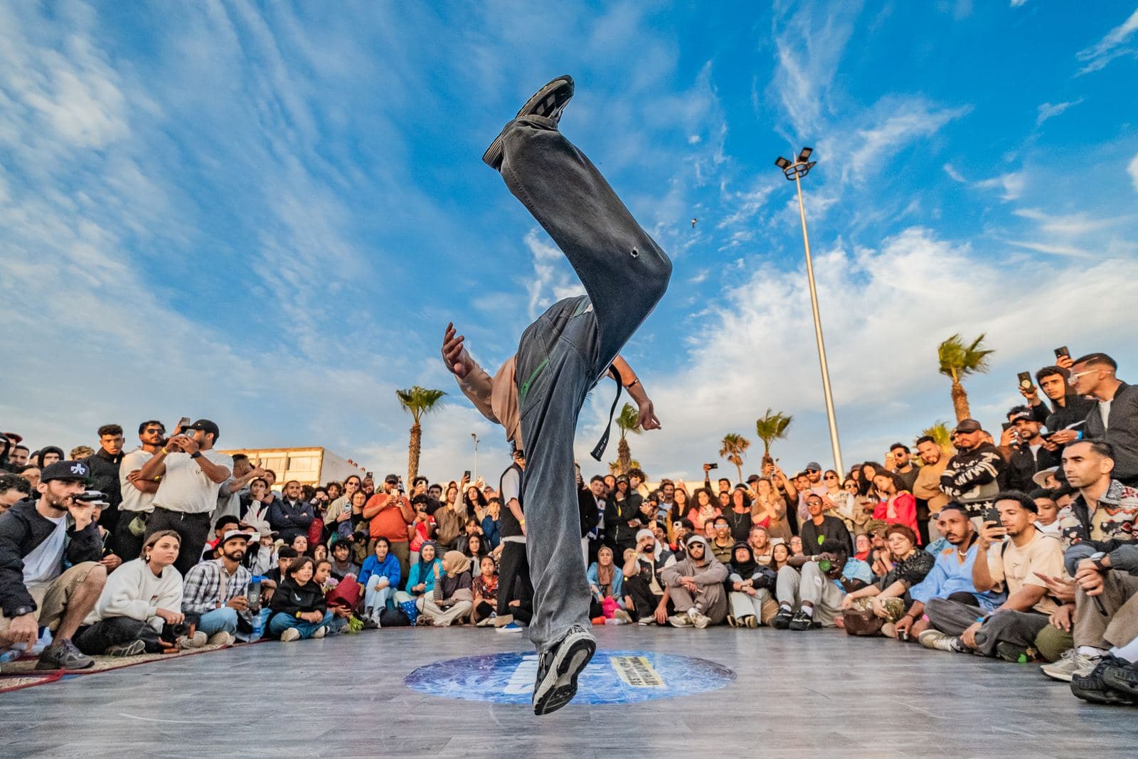 Un danseur en rotation, les jambes vers le ciel.